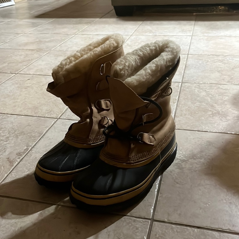 Sorel caribou mens boots in great condition